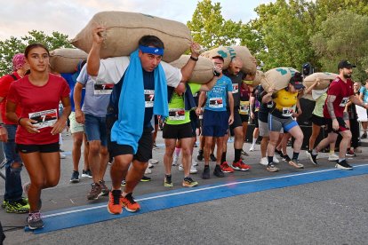 La cursa de portadors de sacs d’avellanes és una de les proves més emblemàtiques del calendari festiu reusenc