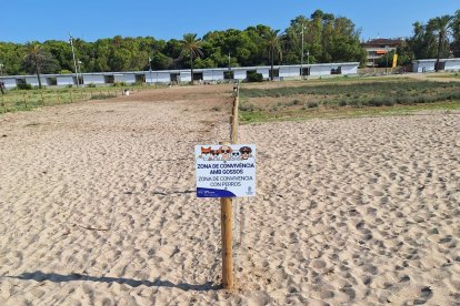 La playa de perros está frente al albergue de Santa Maria del Mar de Coma-ruga.