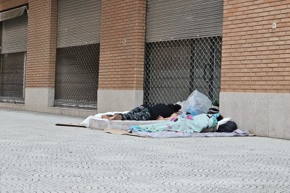 Personas durmiendo en las zonas comunes de Torres Jordi.