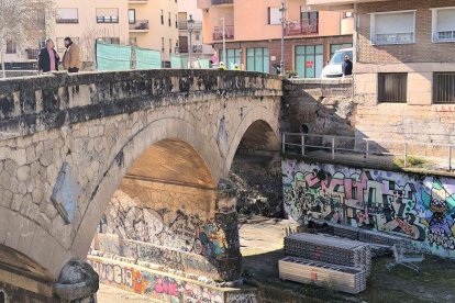 El puente presentaba un asapectode degradación y suciedad.