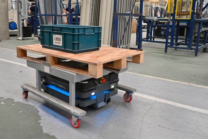 Una unidad AMR (Robot Móvil Autónomo, por sus siglas en inglés) guiado por IA, en labores de logística.