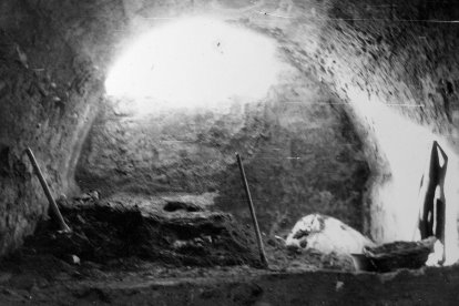 El interior de la cisterna acumulaba gran cantidad de material.