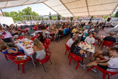 La música, una buena paellada y las risas entre vecinos han complementado a un ambiente estupendo en Sant Salvador.