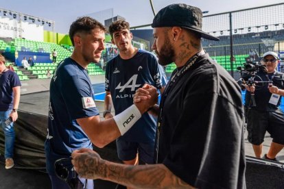 Ney con la pareja Coello-Tapia en un torneo en Arabia.