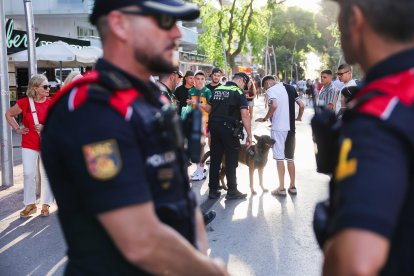 La unidad canina de la Policía Local también participó en el operativo para detectar drogas.