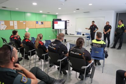 El subinspector Marco Jiménez dirige el 'briefing' previo al inicio del dispositivo, en la comisaría de Mossos de Salou y Vila-seca.