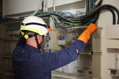 Inspección de contadores en una comunidad de vecinos de Carles Buïgas.