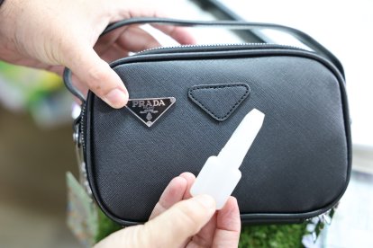 Se encontraron placas de marcas de lujo y pegamento para adherirlas a los bolsos.