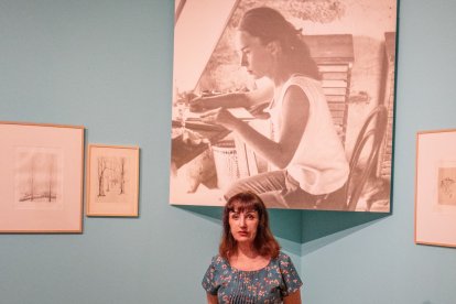 Nekane Aramburu, comisaria de la muestra y directora de la Fundació Apel·les Fenosa, con una imagen de Nicole detrás.​