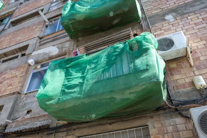 Los balcones están tapados porque han caído trozos de las cornisas.