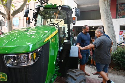 Tractors, a la part inicial del passeig de l'Estació.