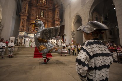 L’última Àliga de Valls, ballant a l’església de Sant Joan durant la Nit de Completes 2024. És l'únic element que balla a l'església.