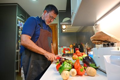 Xavier corta a dados irregulares una berenjena larga y morada, que es la más adecuada para la tortilla.