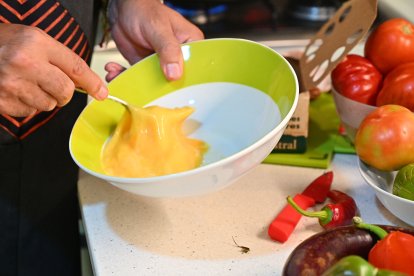 Una de las claves de la tortilla es batir bien los huevos.