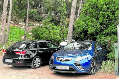 Vehículos estacionados en la zona de acceso al Bosc de la Marquesa