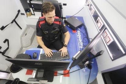 Un agente en el Centre de Comandament Avançat.