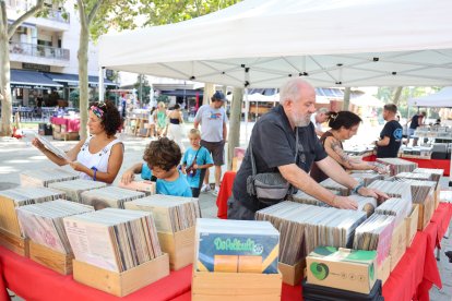 Adultos y jóvenes buscan sus álbumes favoritos en las paradas del Fira Disc
