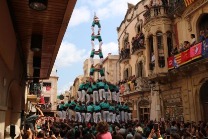 Torre de 9 amb folre i manilles dels Castellers de Vilafranca a la primera ronda de la diada de l'Arboç