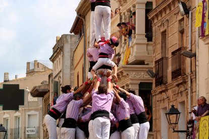 L'enxaneta de la colla Jove de Tarragona en la baixada del 2d9.