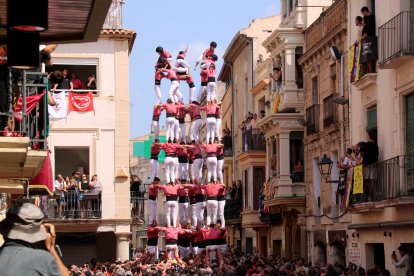 9d8 de la colla Vella Xiquets de Valls en la segona ronda de la diada de l'Arboç amb una de les tres enxanetes fent l'aleta.