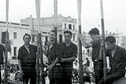Una fotografía de archivo del bote insumergible y su tripulación en Calafell, circa 1950.