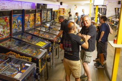 La sala se encontraba llena de máquinas pinball, algunas de los años 60.
