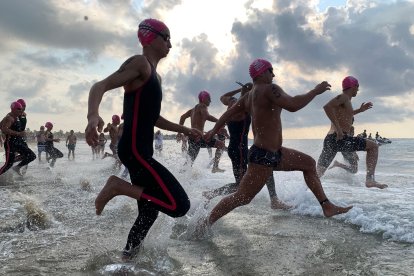 Varios participantes entrando al agua.