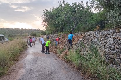 Centelles colabora en la reconstrucción de muros de piedra seca en Calafell