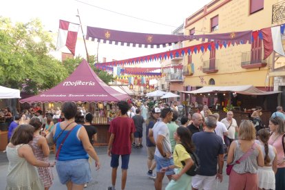 La plaza del pueblo es el epicentro del mercado medieval de Calafell