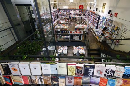 Las librerías, especialmente las que son algo más que puntos de compra, se han convertido en reducto para lectores que agradecen lo físico y la experiencia de reunirse con otros 