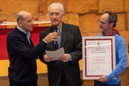 Xammar, flanquejat per Rius i pel delegat dels jesuïtes a Catalunya, Pau Vidal, va ser reconegut amb el títol de Fill Adoptiu de Tarragona el 2023.