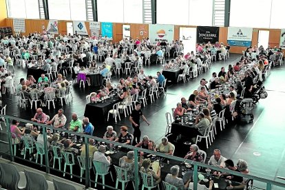 Després de la fotografia oficial de la festa, el pavelló municipal va acollir el gran dinar de germanor amb més de 400 assistents.​