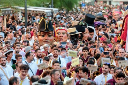 Centenars de persones no s'han volgut perdre el moment històric dels 200 músics tocant l'Amparito Roca