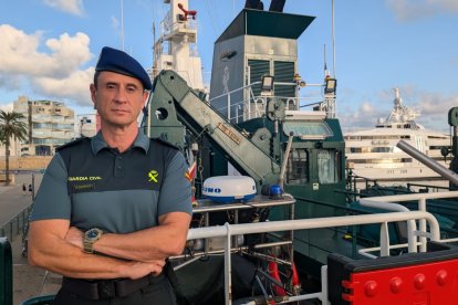 El capitán Eduardo Rivera, en la cubierta del 'Río Segura', que ha estado atracado en el puerto de Tarragona.