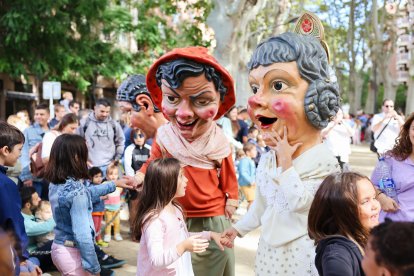 Els Nanos han fet les delícies de la canalla durant el recorregut del Seguici al passeig de Misericòrdia.