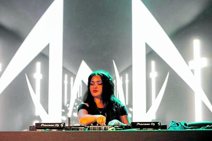 La DJ Ana Sclifos llenó el recinto con su hard techno.