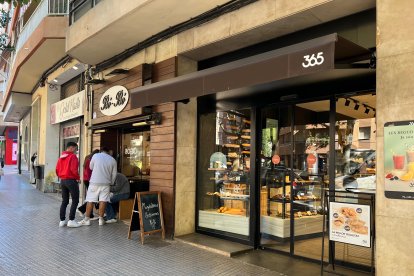 Imagen de una panadería de la cadena 365 Obrador, instalada  al lado de la cafeteria Bo-Bo, en el passeig de Prim de Reus