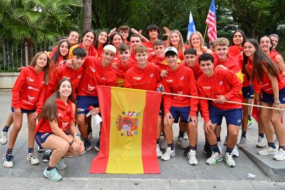 La selección española cuenta con los hermanos cambrilenses Asier y Hugo Estébanez Estévez.