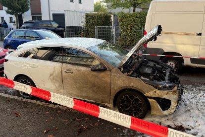 Un vehículo dañado en el lugar tras el hallazgo de artefactos explosivos en una casa en llamas.