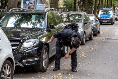 Agentes de policía revisan la zona cercana al recinto de la Oktoberfest en Múnich, en busca de posibles explosivos