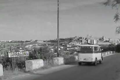 La furgoneta en la que viajaba la familia protagonista, con Tarragona al fondo