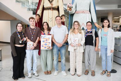 Miembros del Agrupament Escolta y de La Sàrcia, junto al alcalde y la concejal de Juventud.