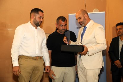 El alcalde Vale Pino entregant un dels reconeixements de la festa de la Policia.