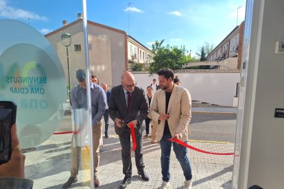 El secretario general de Drets Socials y el alcalde de Tarragona cortaron la cinta inaugural.