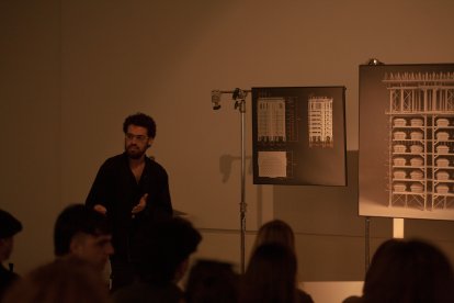 L'artista Josep Piñol en el moment de la signatura, aquest matí a Barcelona