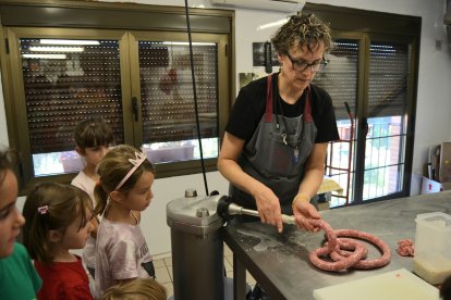La M. Àngels, de Cal Silo, mostrant com elabora llonganissa.