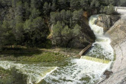 El pantano liberando caudal ecológico