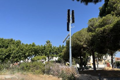 Una de las sirenas instalada