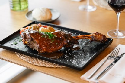 Paletilla de cordero con escalivada.