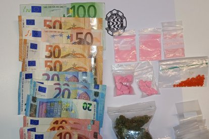 Imagen de la droga y el dinero incautados por la Guàrdia Urbana